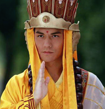 在《活佛济公》中,严屹宽饰演的角色名叫圣德,真身其实是火灵珠,但