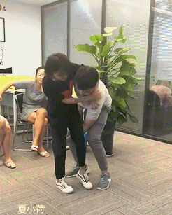 搞笑gif趣图每一个成功的女人脚底下必定踩着备胎