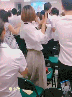 搞笑gif趣图新来的学妹韧性真好这零件都不是原装的吧