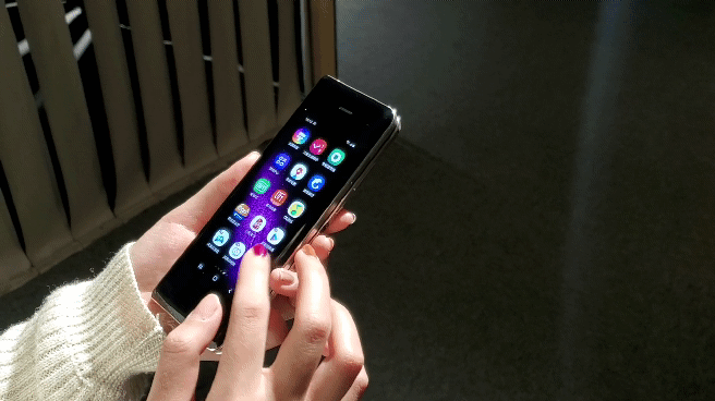 gif1·当然,三星w20 5g是能够实现应用连续性操作的,当我们在手机状态