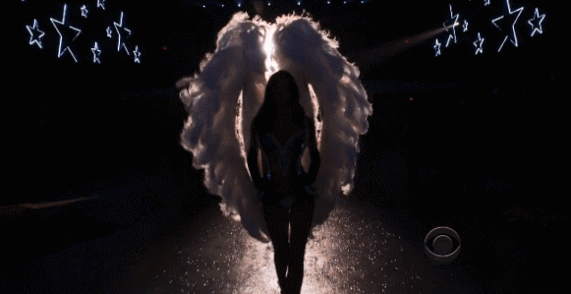 12年,米兰达·可儿身背白色羽毛翅膀,逆光而来,魅力无限.