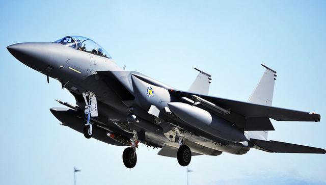 f-15se战斗机该机的翼面和机体某些边缘采用吸波涂层