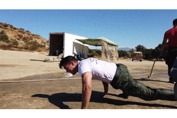 马上无休息鳄鱼爬行 以上训练全程由水枪喷水