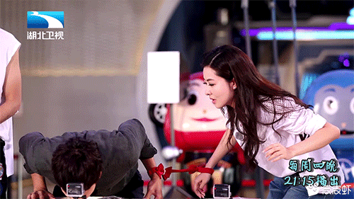 gif:这么美的小姐姐,你竟然动手?