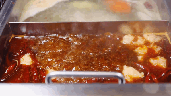 鲜嫩的牛肉上面裹着满满的辣椒油,下锅涮上三十秒就能开吃了,涮完之后