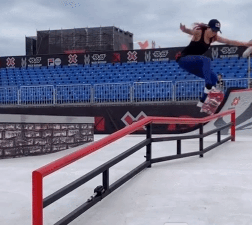 玩滑板摔到暂时失明失聪却参加奥运会女孩能酷成这样