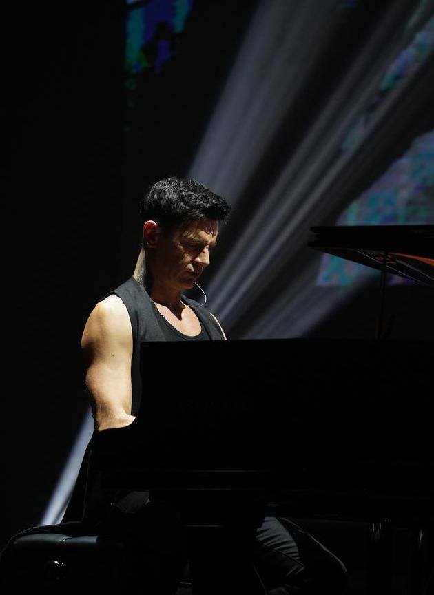 马克西姆空降济南,明明颜值很惹火,偏偏十指扫天下