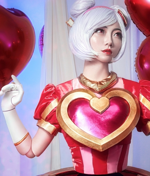英雄联盟情人节发条cosplay还原度很高coser