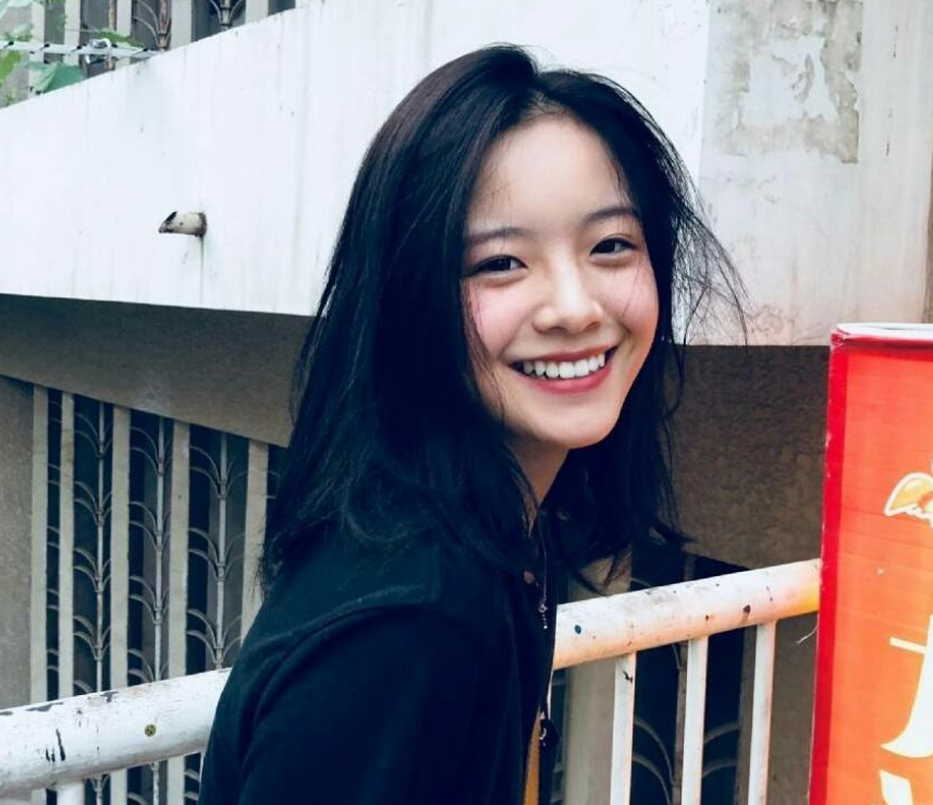 "乔英子"被拍抽烟,道歉获原谅,同是00后艺人,为何差距这么大?
