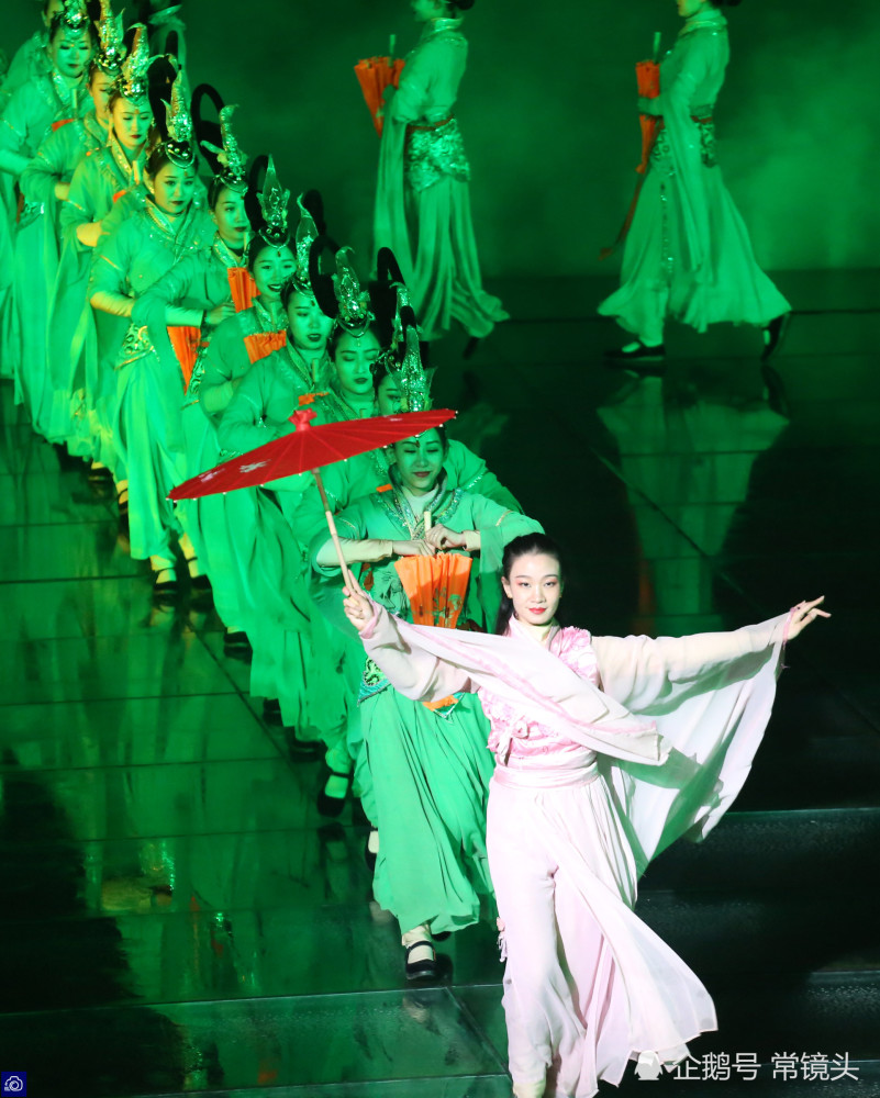 河南一景区"宋朝美女"云集,至少有300人,游客排队看-天天快报