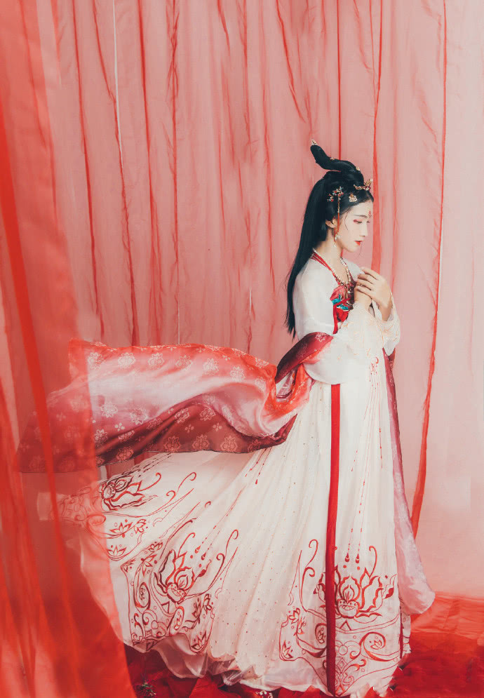 "十里一笑,钱包垮掉",看到这款"曼陀朱砂"汉服,扛不住了!