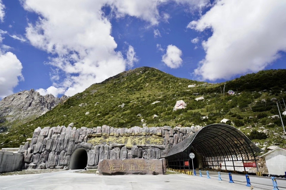 川藏北线国道g317线上的"秘境"—玉隆拉错