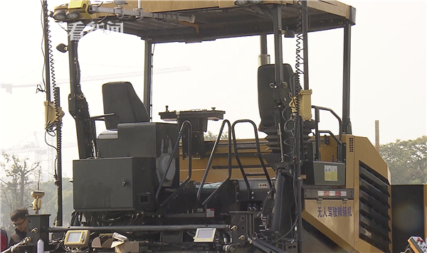 全国首个无人驾驶"压马路"摊铺机 压路机在沪实装