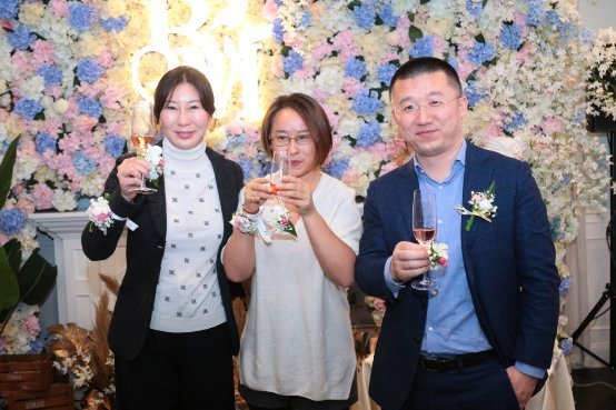 铂曼创始人与美团点评美业部负责人,艾尔建美业部总经理祝酒酒会当晚