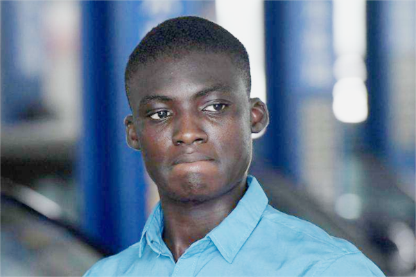 非洲小伙第一次中国吃猪蹄,结账时却恼火了:你们太欺负人了吧!