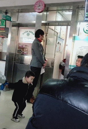 还有网友以为王大治在拍电视剧,其实他就是带着女儿打针来的