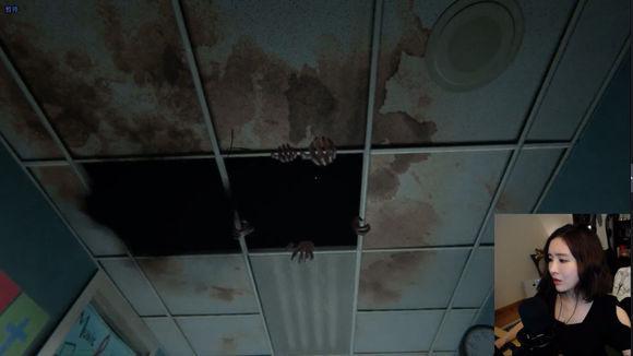 其中的一些成人元素也使其口碑褒贬不一,例如之前在《逃生2》的过场