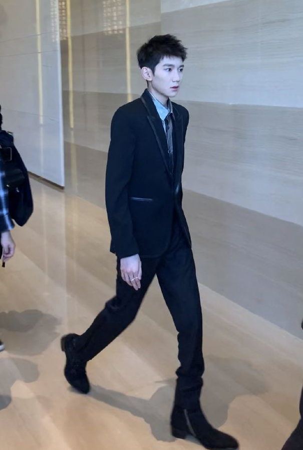 王源为了显高,竟穿"女式高跟鞋"亮相?1米7身高轻松凹出大长腿