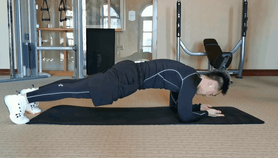 这个动作可以在增加核心在动态时的稳定能力,对于我们跑步时极其重要