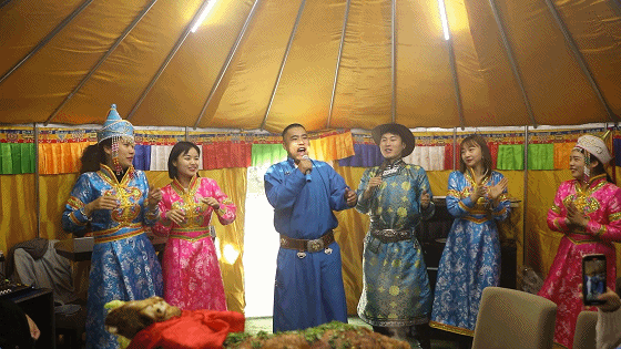 吃羊肉的仪式感,是对它进行大力撕扯,看着皮和肉之间的肉膜从出现到