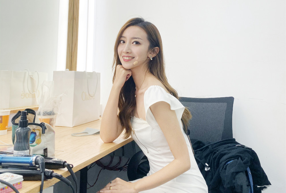 腾讯新任美女主播究竟是谁颜值胜过小七美娜被赞女神范十足