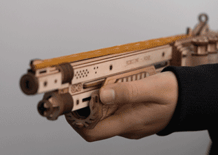 拥有一只左轮模型能干啥?当然是拍西部片了!