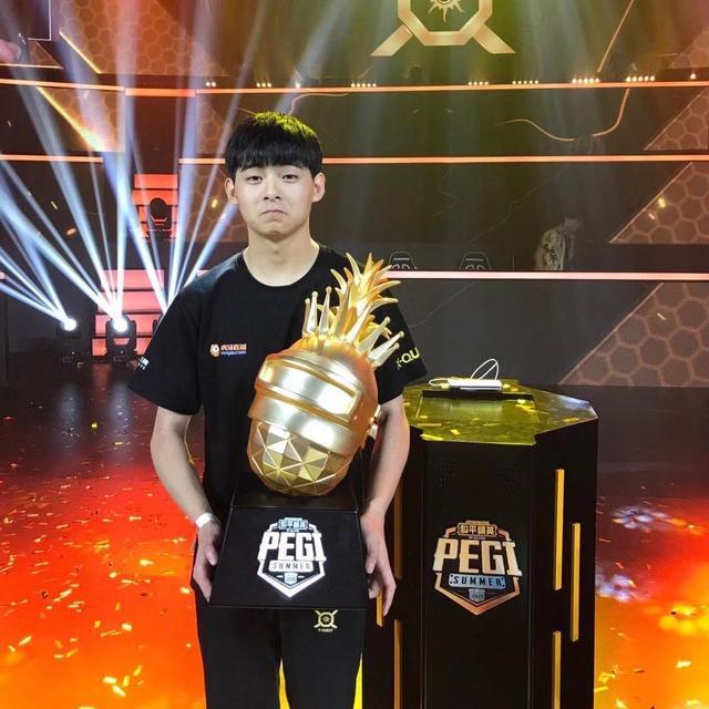 伞兵半夜一句饿了想吃鸡,第二天外卖堵xqf基地,伞兵的眼神亮了