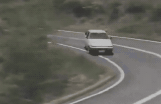 86用横移过弯时在失控临界点控制赛车的技术缔造了"狂野3分钟"的神迹