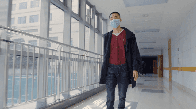 放弃,等待五天后,匹配的肺源再次出现,经过手术,戴向群赢了这次"赌博"