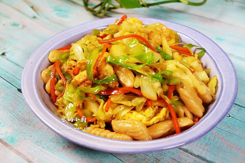 【杂蔬鸡蛋炒麻食】食材是面粉,圆白菜,鸡蛋,胡萝卜.