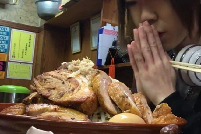 中国游客在日本吃拉面,嘱咐老板肉放多一点,端上来傻眼了
