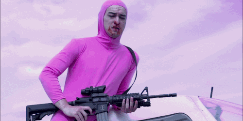 会在东京或纽约的街头大喊大叫,在后来的采访里,他如此解释 pink guy