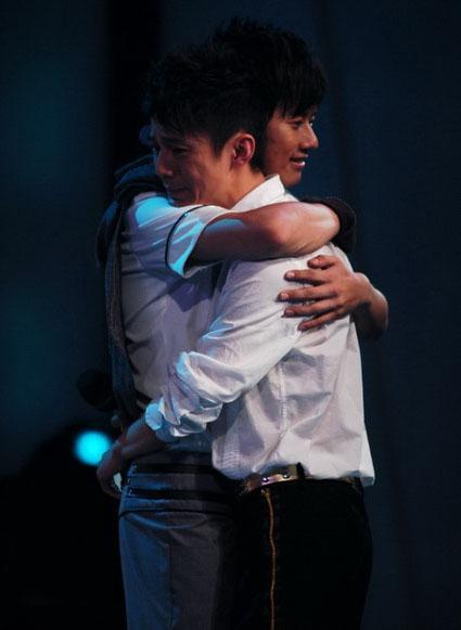 张杰何炅深情相拥,难怪很多人都说何老师很暖,看到之后相信了