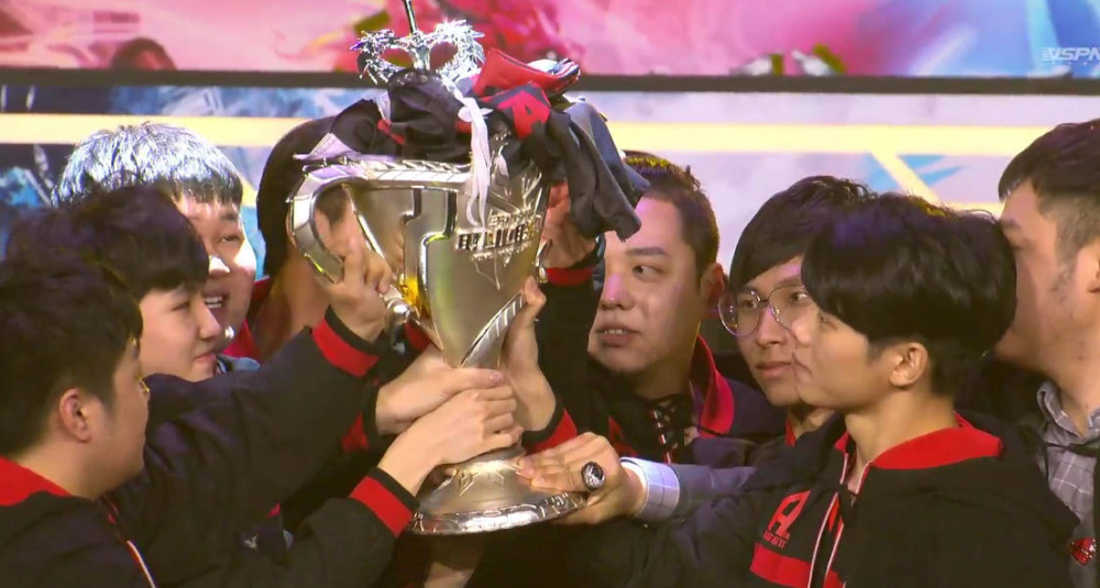 ag超玩会捧杯,梦泪触摸银龙杯眼神感人,赛后发声感动网友