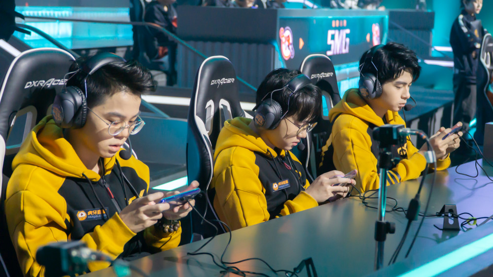 和平精英职业联赛赛场直击比赛日渐激烈4am战队蝉联榜首