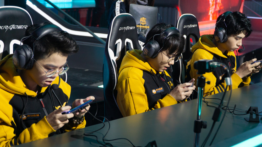 和平精英职业联赛赛场直击比赛日渐激烈4am战队蝉联榜首