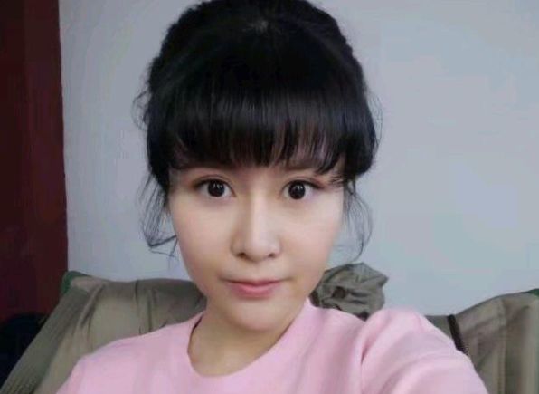 59岁黄宏近照,隐藏了25年的女儿,原来是我们熟悉的她