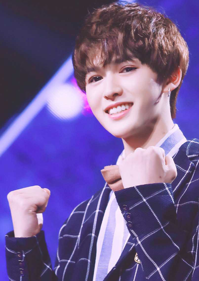 朱正廷清新爽朗舞台照,眉清目秀,阳光帅气