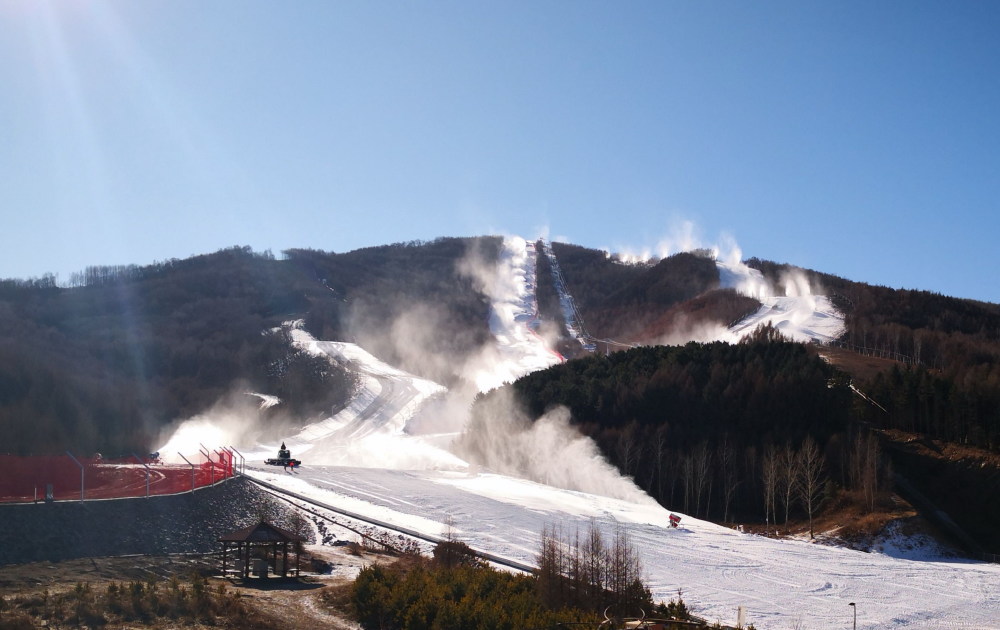 图为内蒙古赤峰市喀喇沁旗美林谷滑雪场在进行人工造雪(11月25日摄).