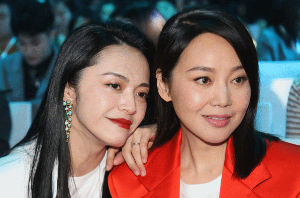 姚晨闫妮时隔13年再同框,相差8岁精修图无差异,生图却像母女