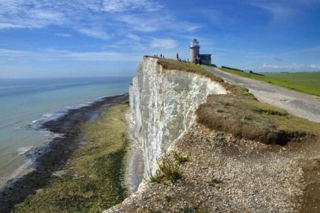 英国"死亡之崖",数千人来这跳崖自杀,成未解之谜