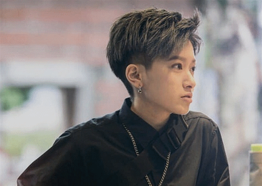 因为在《落跑甜心》里夸张的扮相,很多人都质疑郑靓歆的颜值是不是不