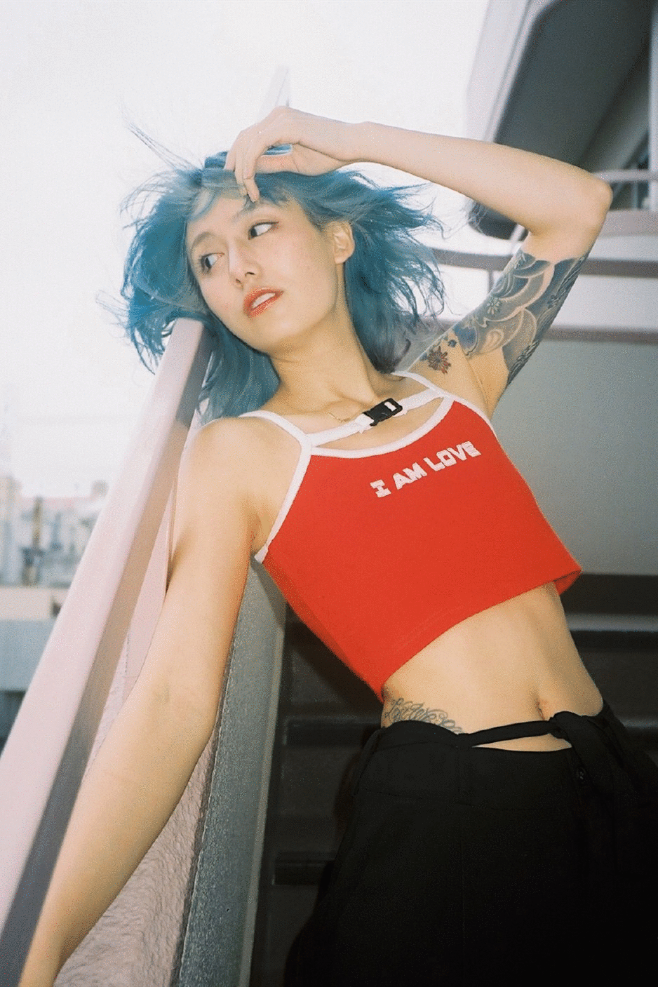 还记得李诞的网红老婆黑尾酱吗?如今染人鱼发色穿性感吊带,清纯又迷人