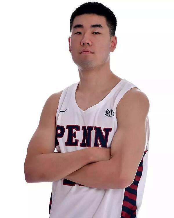 王泉泽2000年出生,身高2米06,在初中时曾在北京四中读书并随队参加了