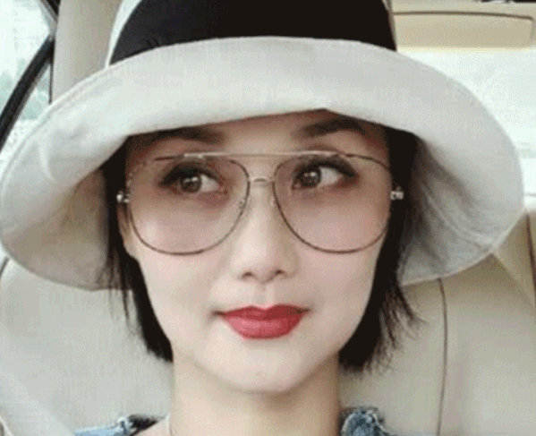 她是《流星雨》慕容云海的妈妈,如今戴上眼镜如20岁少女,是心动啊