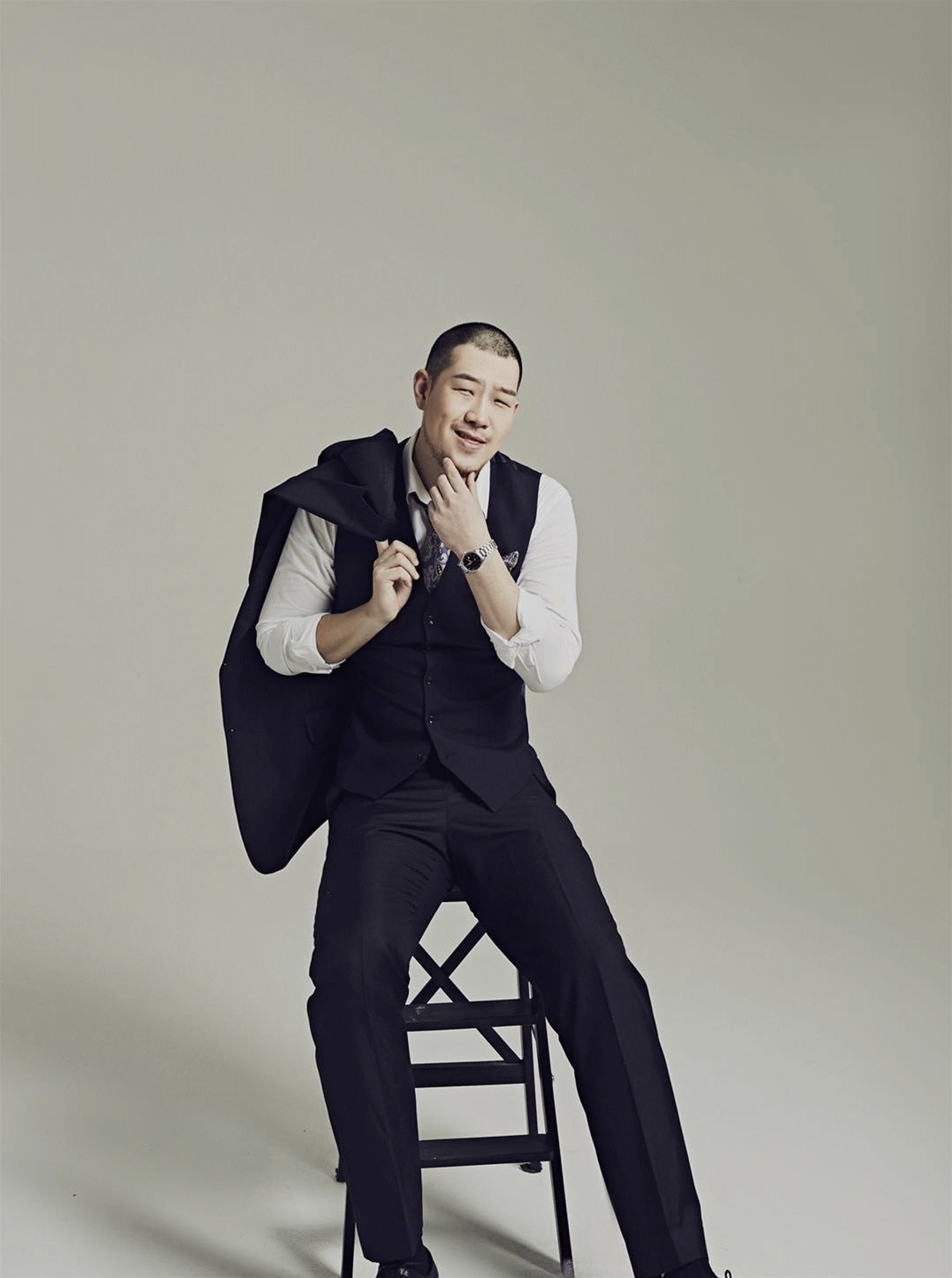 有种"整容"叫《庆余年》的程巨树,留寸头穿西装,帅成韩国欧巴!