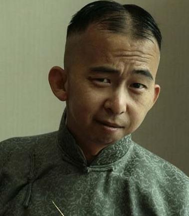 他9岁出道,因长得丑演配角,却有貌美如花妻子,38岁成知名导演