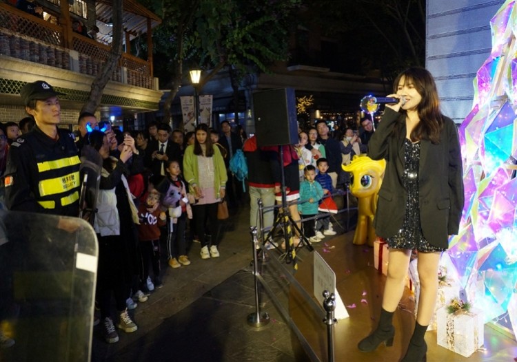 佛山的户外路演,是凌绮琪的路演首秀.