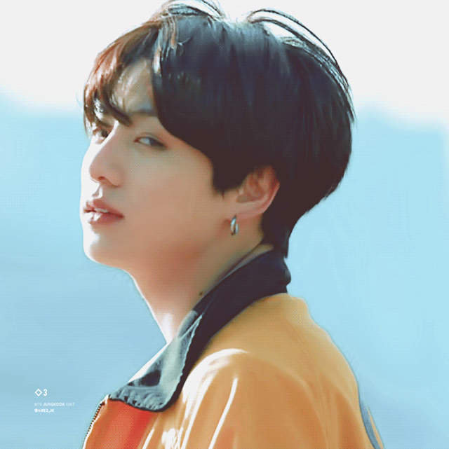 在euphoria的mv中,他穿着简单的外套,转身看向镜头的微微一笑,至今仍