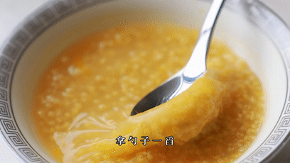 健脾养胃小米粥,早喝早受益!熬出米油营养更浓郁!